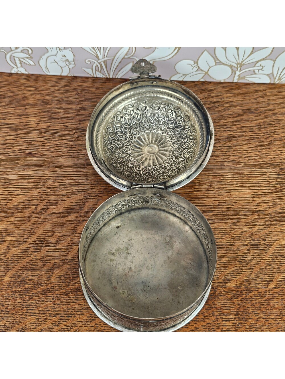 Vintage India Embossed Round Locking Jewelry Trinket Box 5" - Picture 3 of 15